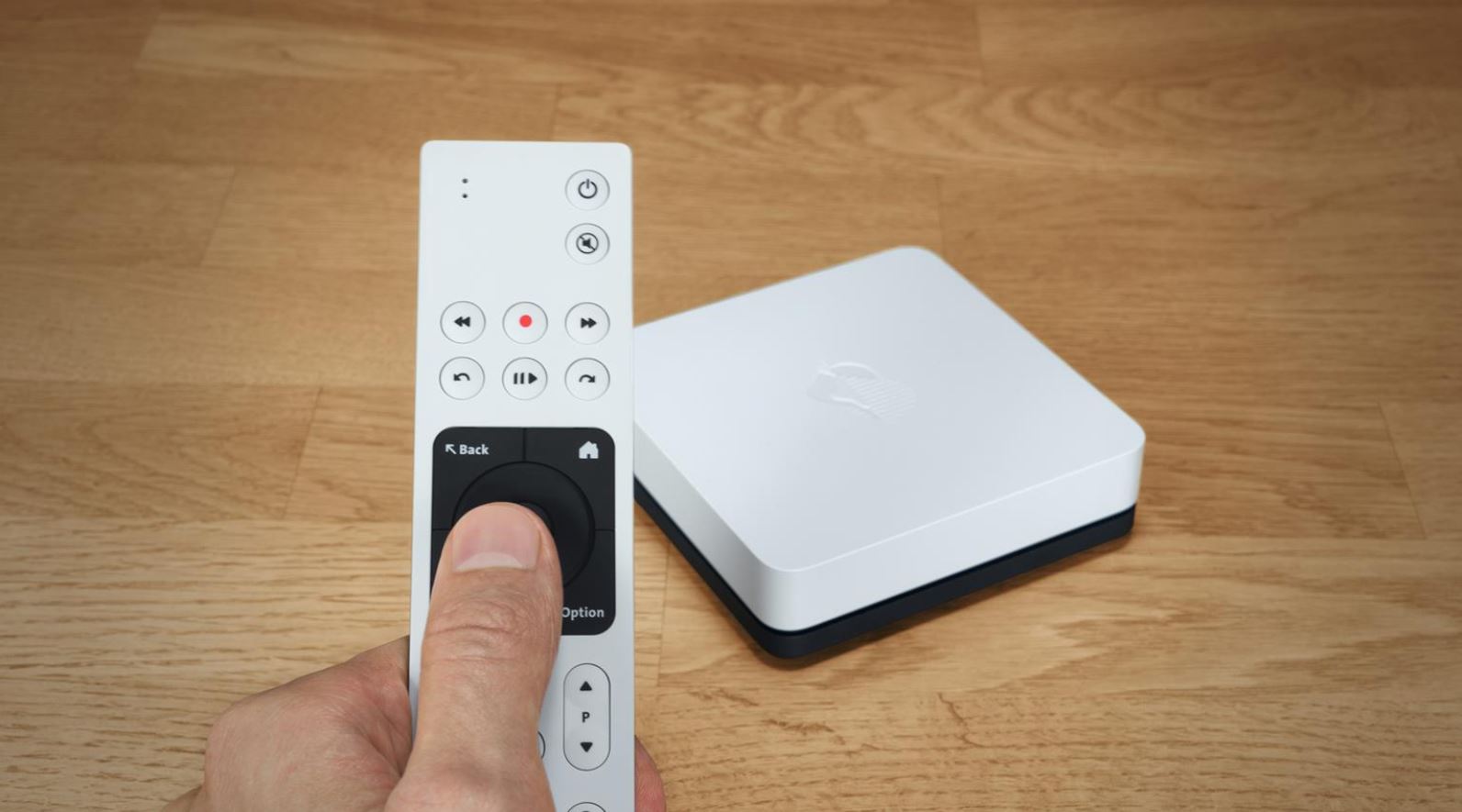Swisscom lanciert TV-Box, die UHD-Inhalte und Befehle auf Schweizerdeutsch unterstützt