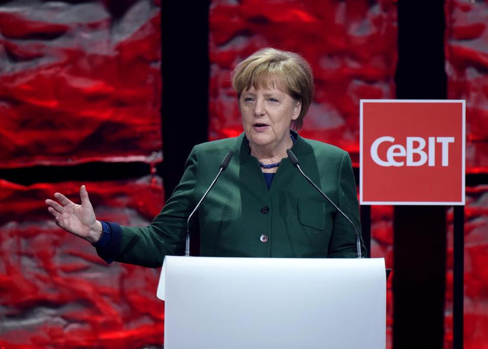 Angela Merkel und Shinzo Abe eroeffnen Cebit - Bild 1