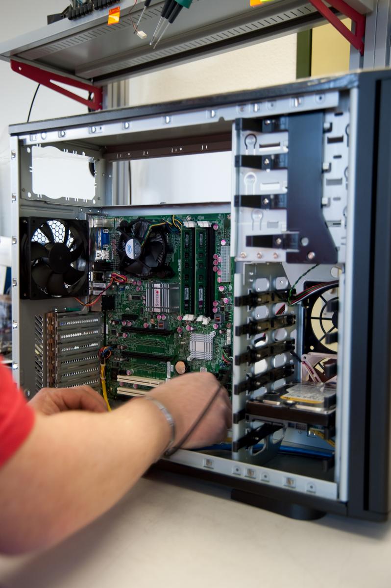 Brack übergibt PCFertigung an Steg Electronics