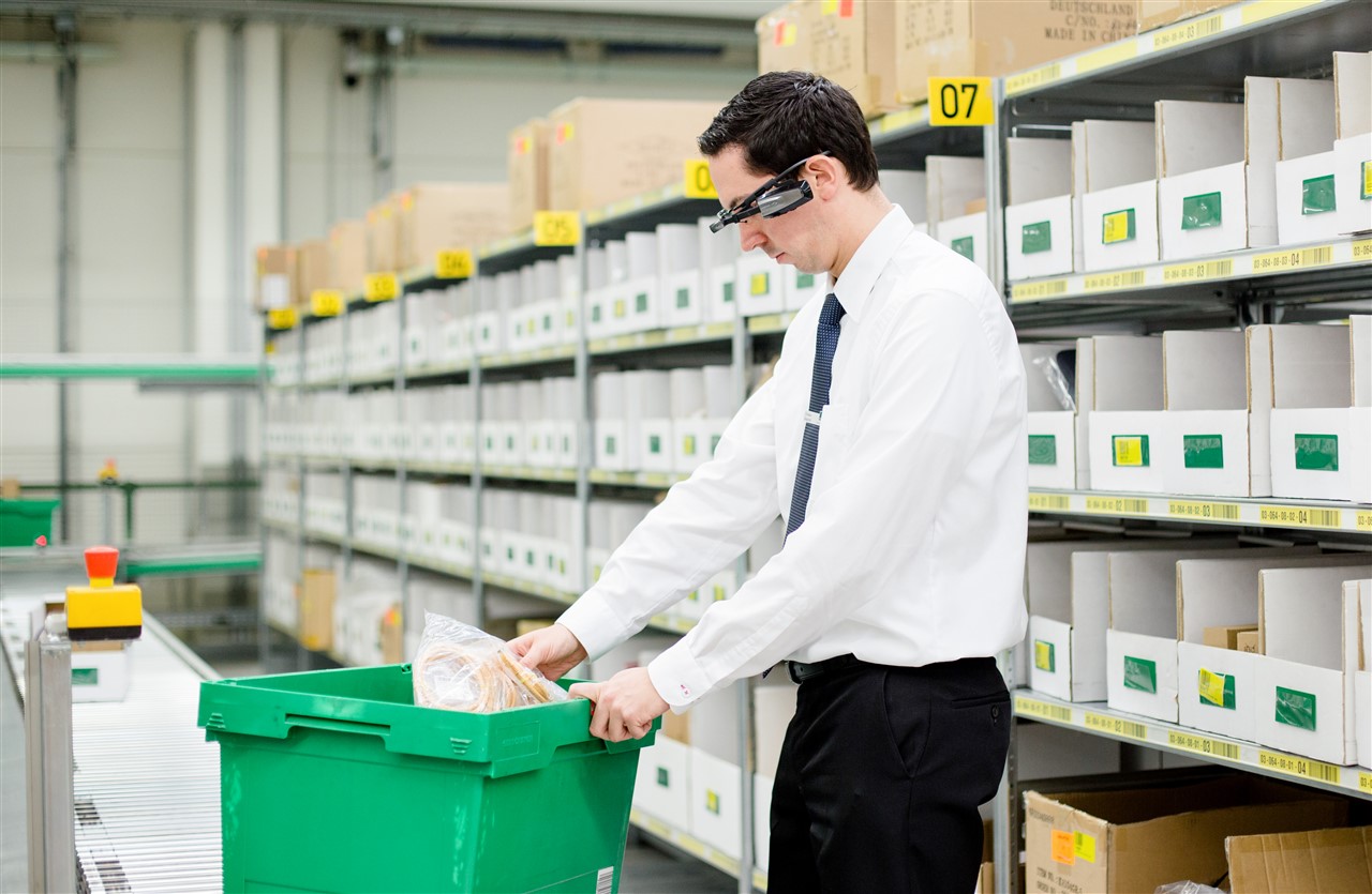 Bechtle setzt Smart Glasses in der Logistik ein