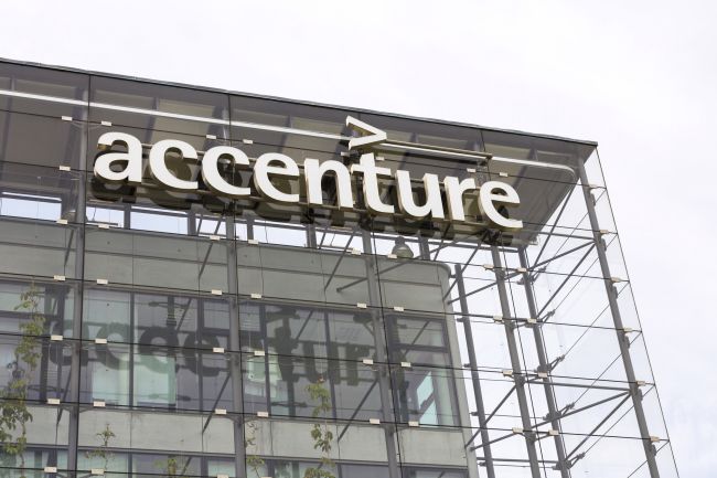 Accenture baut 19'000 Stellen ab, Aktie legt zu
