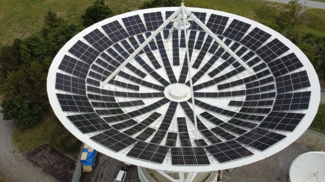 Solaranlage in Satellitenschüssel liefert Strom für Rechenzentrum