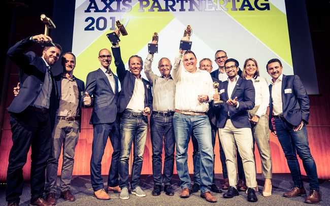 Axis ehrt Alltron und Siemens Schweiz