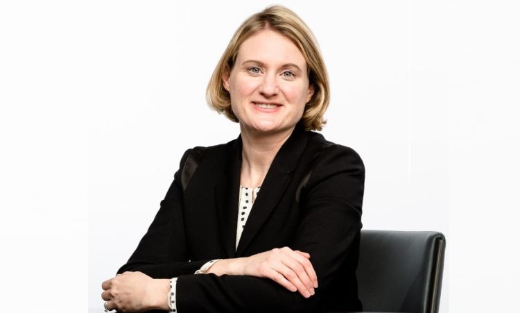 Oracle wirbt CFO Hilary Maxson von Schneider Electric ab