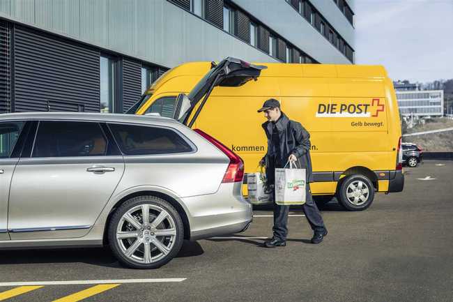 Leshop liefert mit der Post in parkierte Volvos - Bild 1