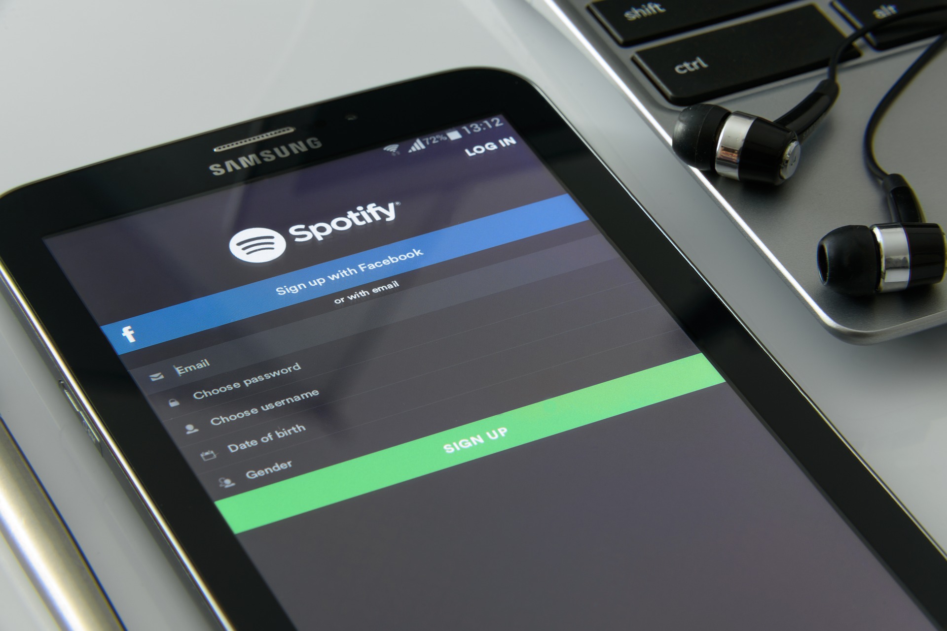 Spotify kann Zahl der bezahlenden User steigern, macht deutlichen Verlust